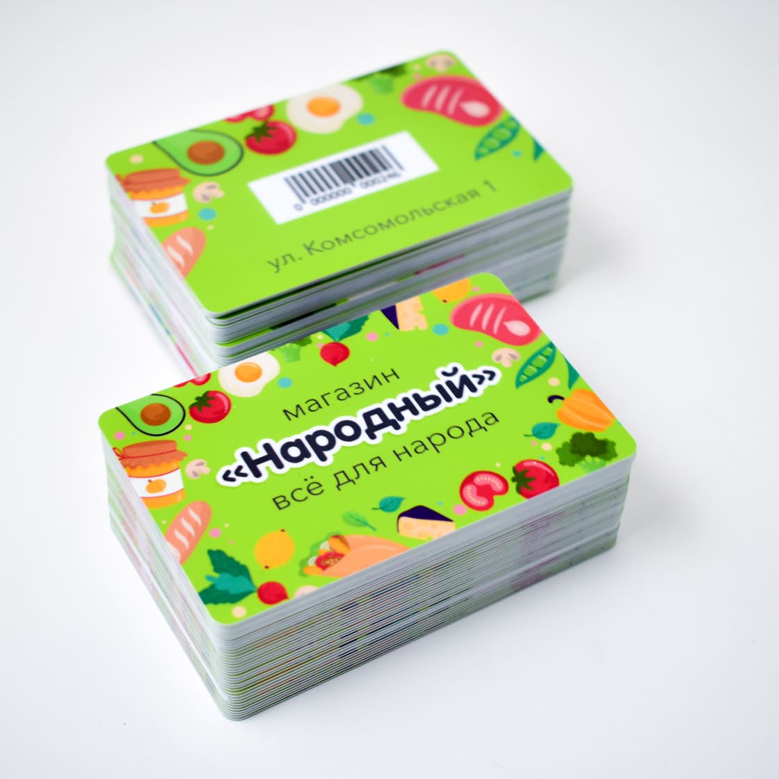 Стандартные пластиковые карты на белом пластике