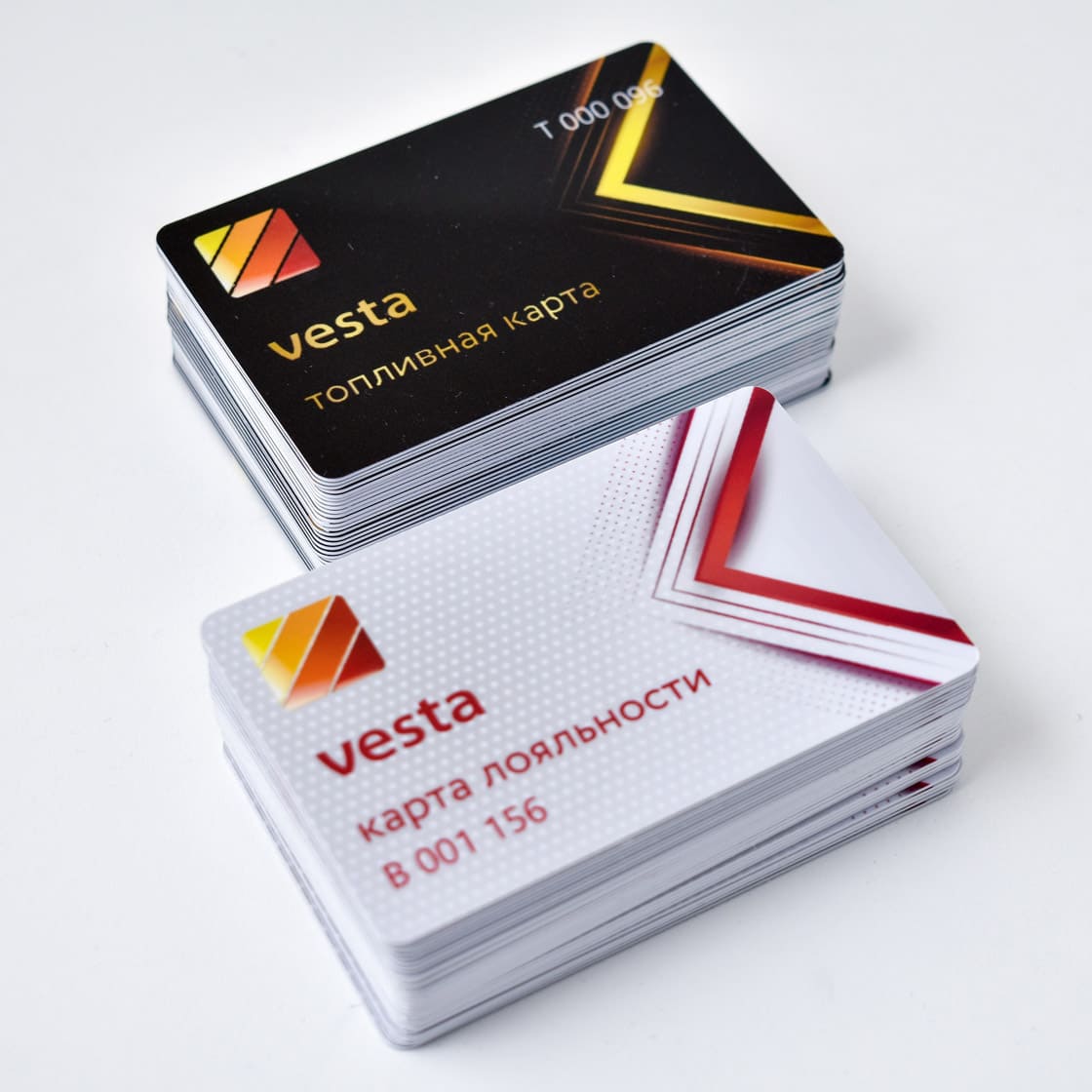 Стандартные пластиковые карты на белом пластике