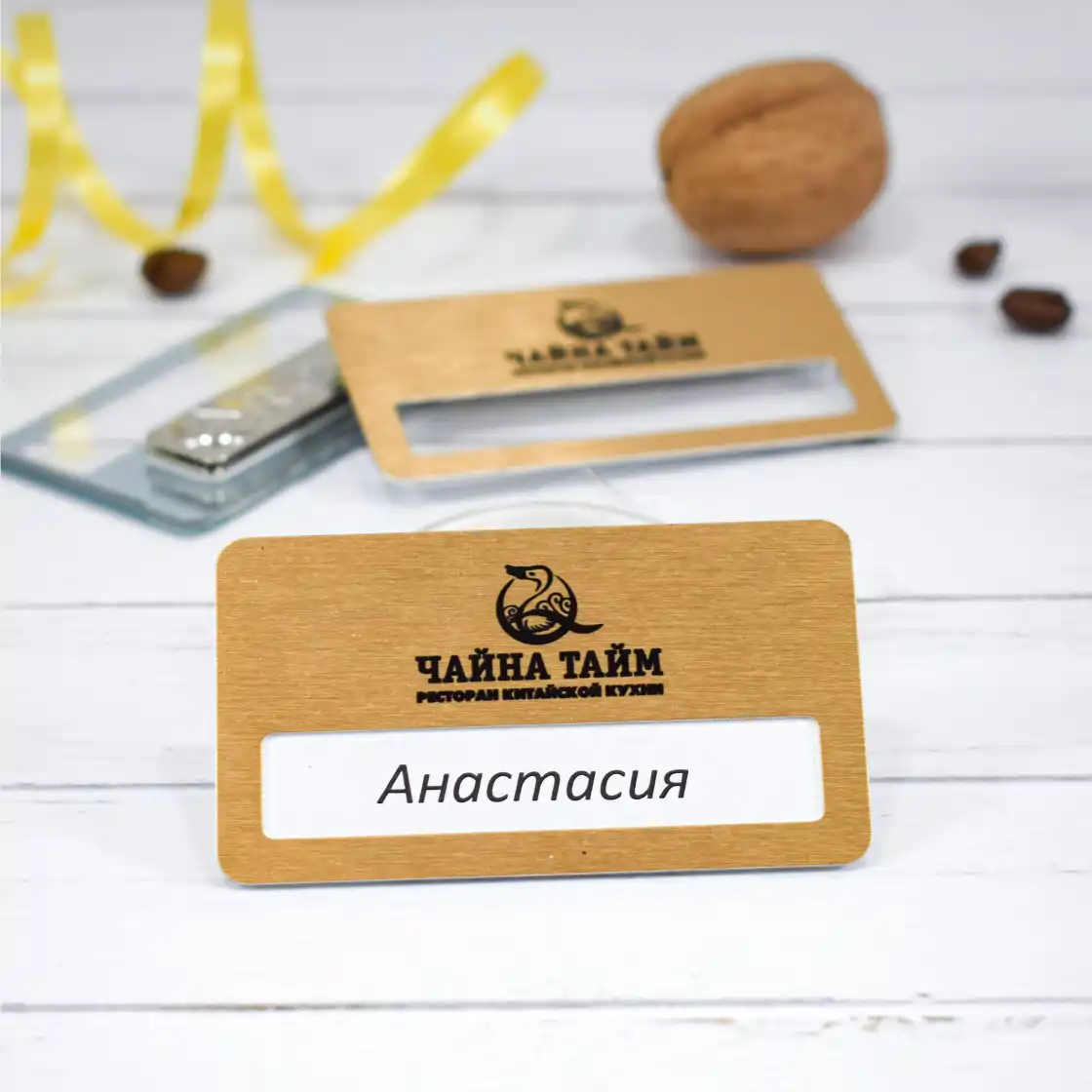 Металлические бейджики с окном по низким ценам