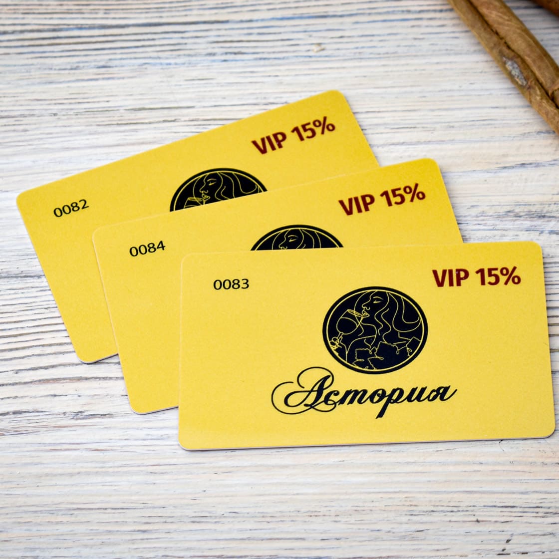 Пластиковые карты на золотом пластике