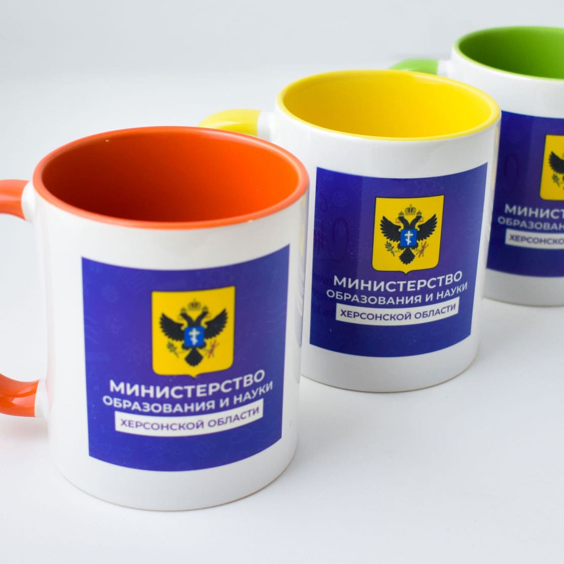 Печать на цветных кружках