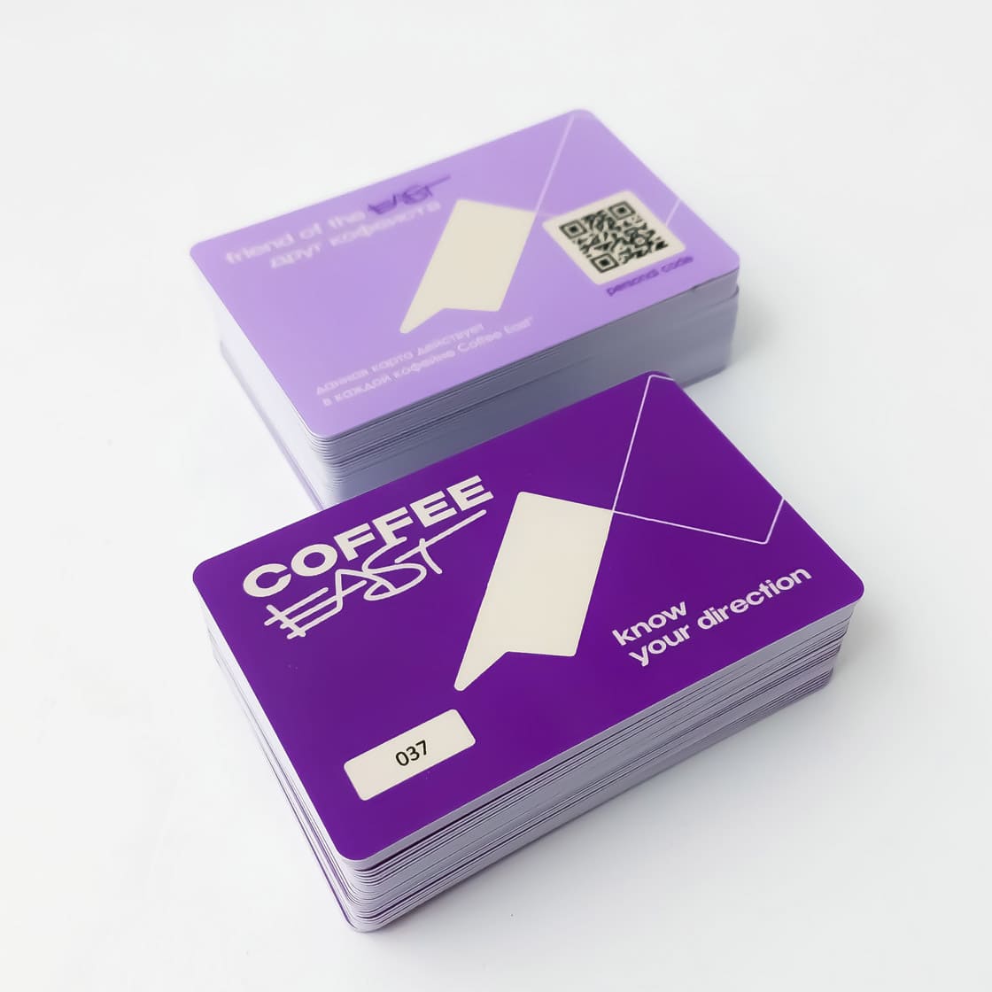 Стандартные пластиковые карты на белом пластике