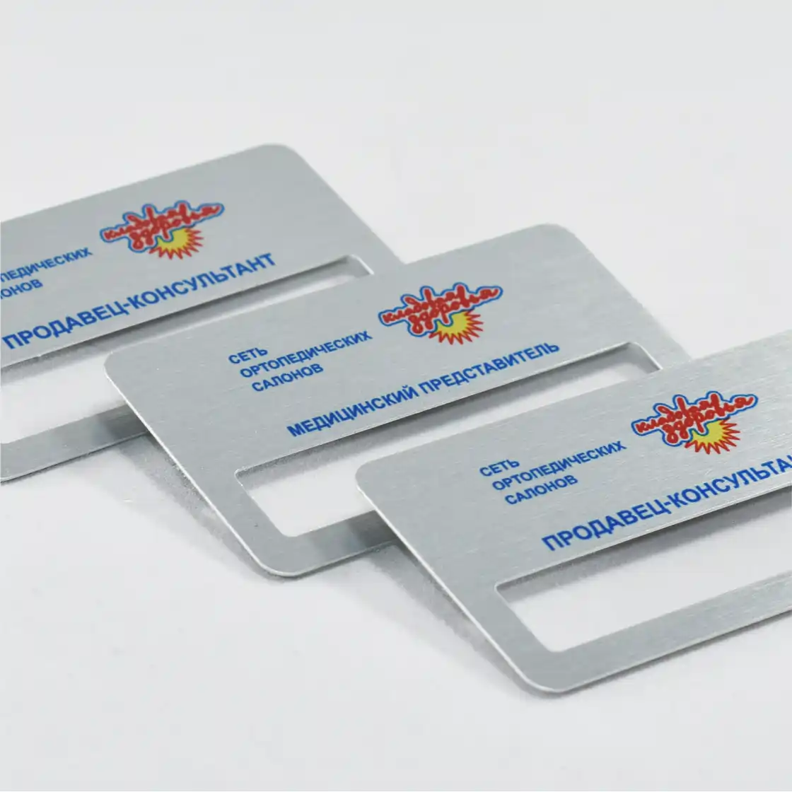 Металлические бейджики с окном по низким ценам