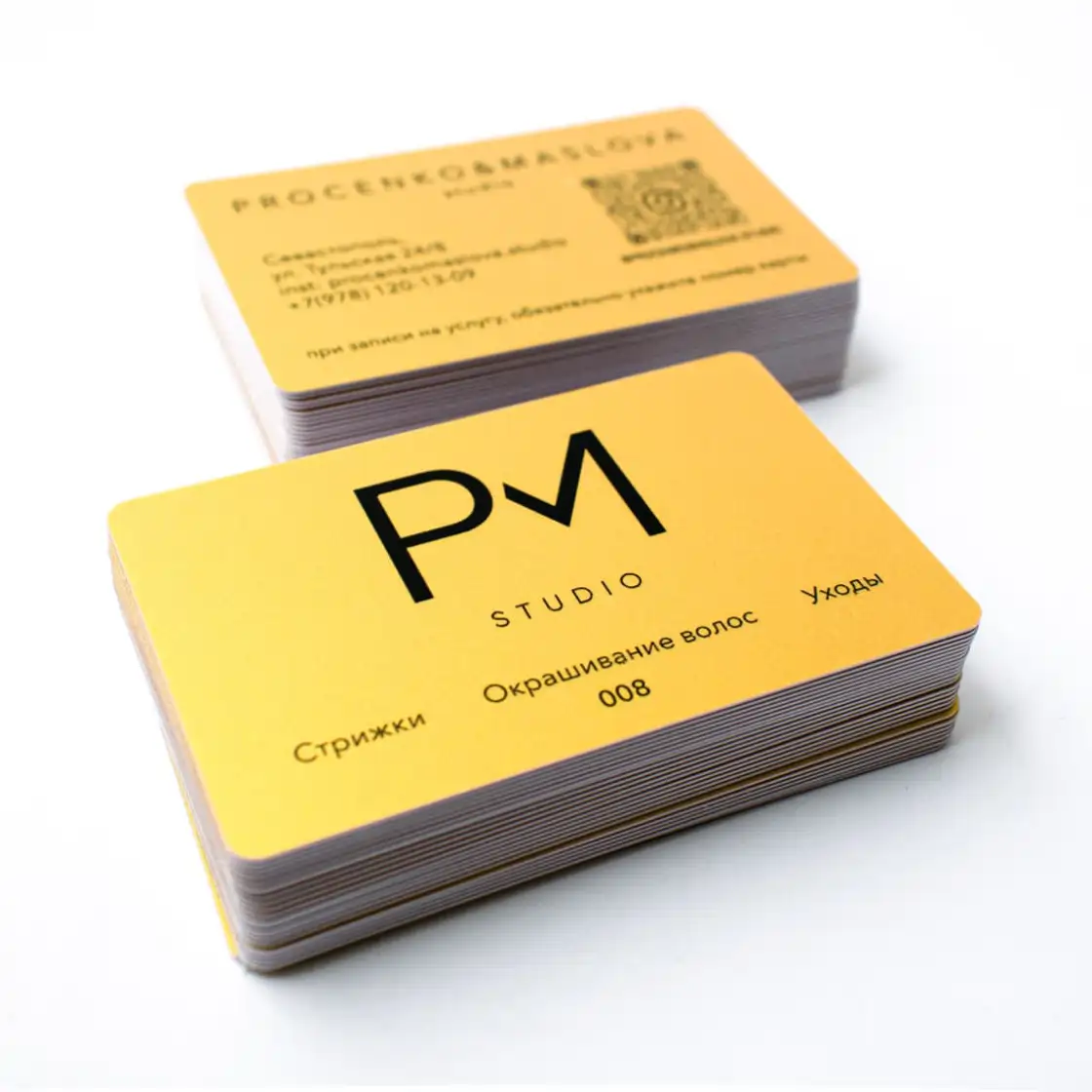 Пластиковые карты на золотом пластике