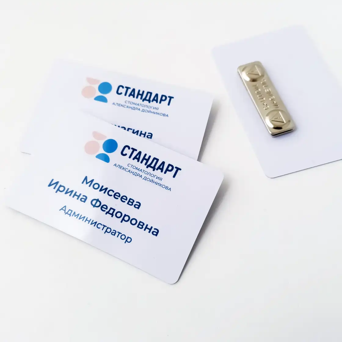 Печать пластиковых бейджей по низким ценам