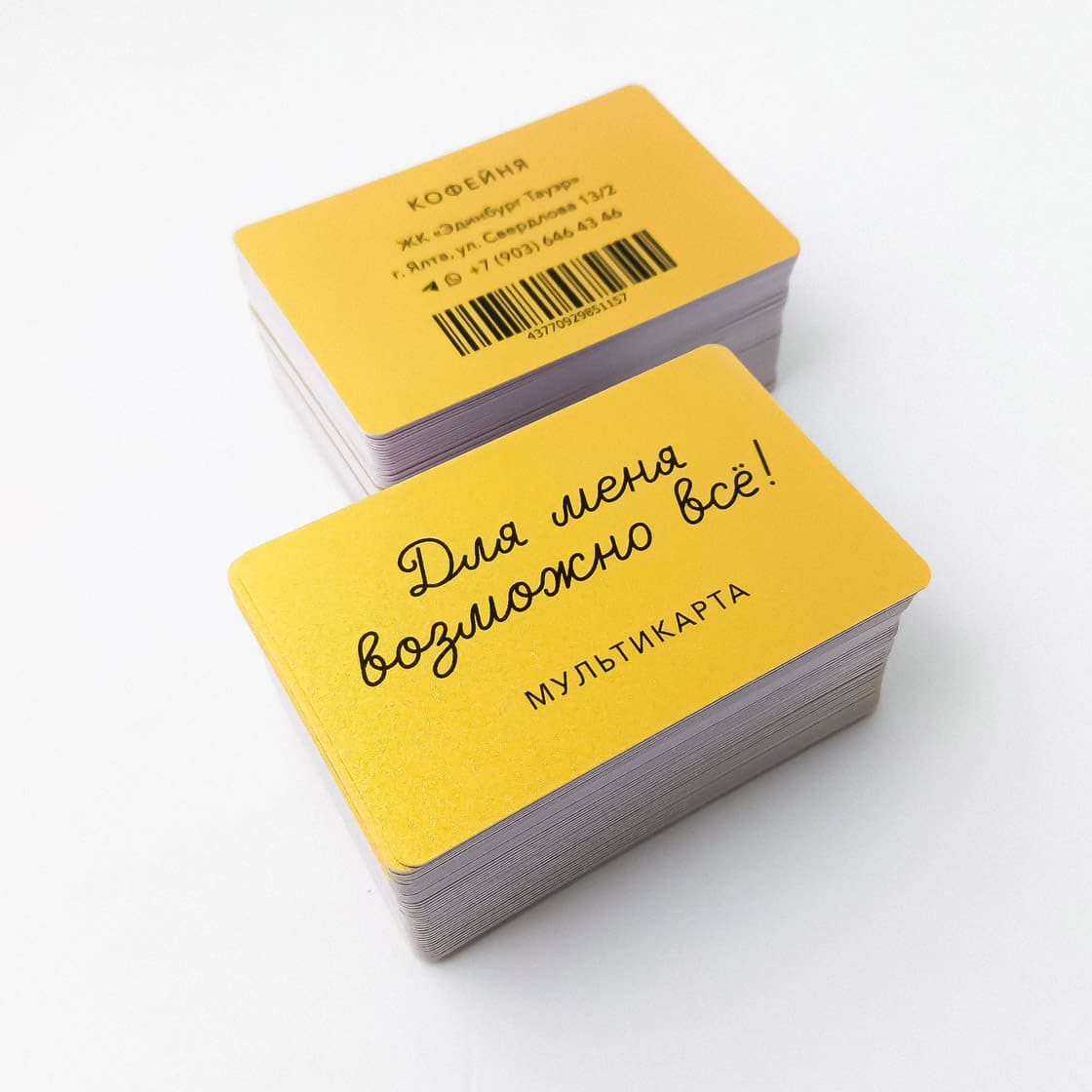 Пластиковые карты на золотом пластике