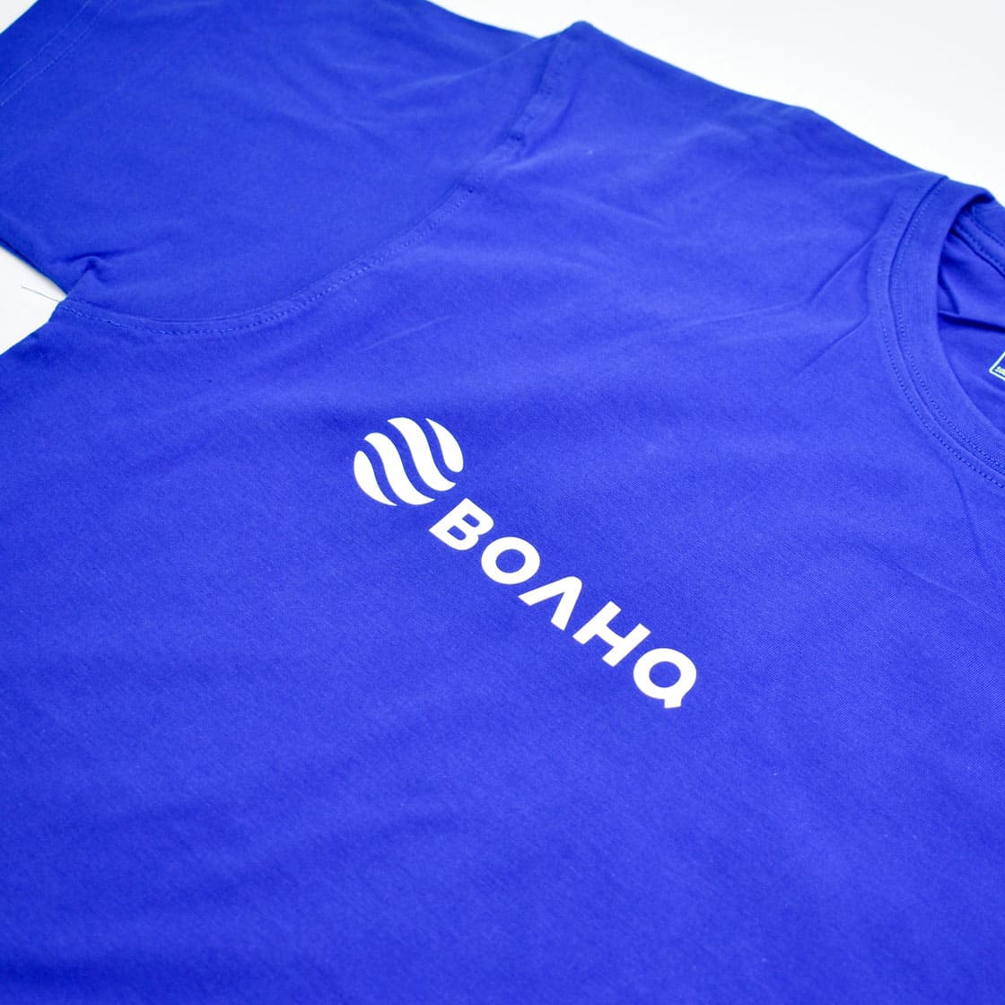 Футболки с печатью логотипов и надписей