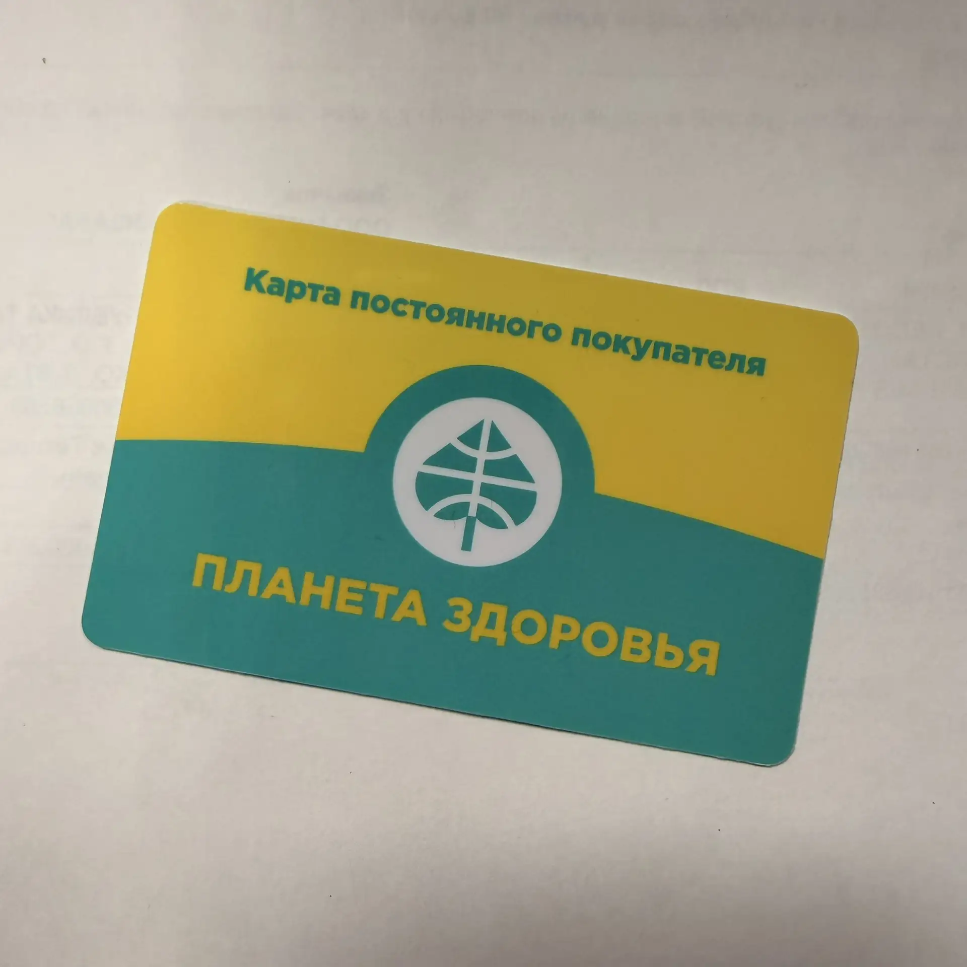 Визитки на белом пластике