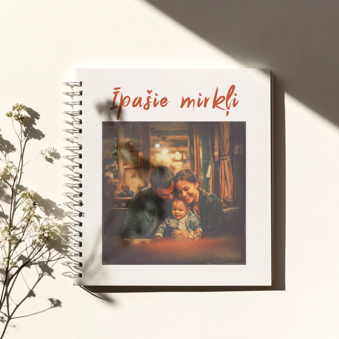 Ģimenes fotogrāmata ar uzrakstu “Īpašie mirkļi” uz personalizēta vāka – lieliska dāvana un piemiņa